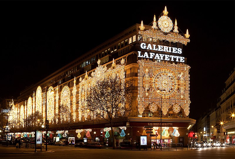 Galerie Lafayette - Foto por Dimitri Destugues em Wikimedia Commons