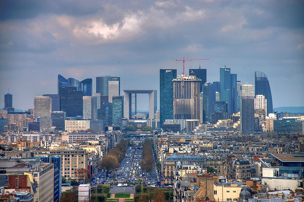 La Défense - Foto por Arkadiusz Zarzecki em Wikimedia Commons