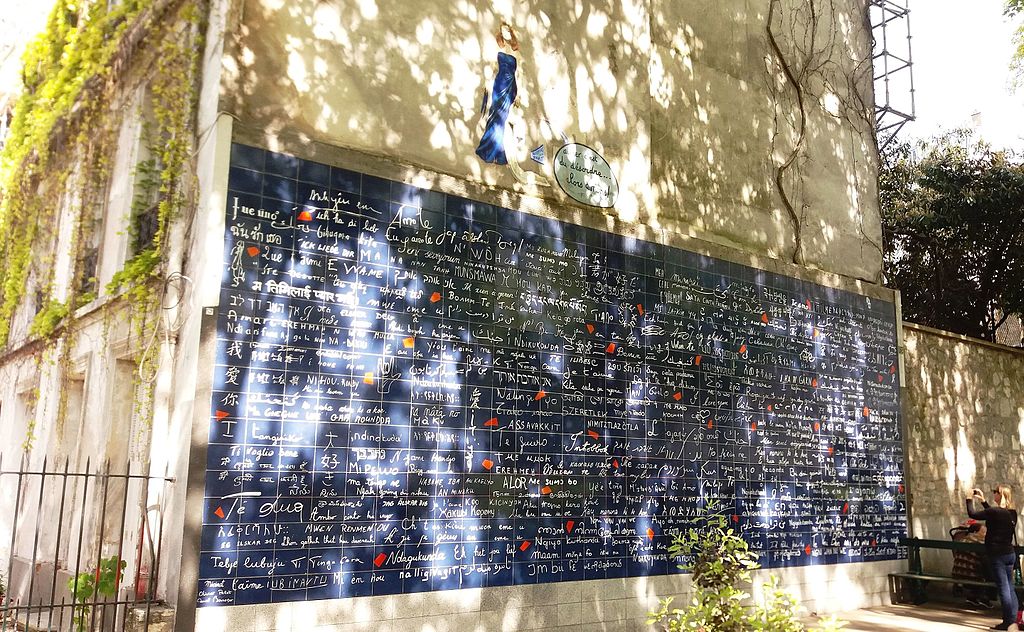 Le mur des je t’aime - Foto por Maimaid em WIkimedia Commons