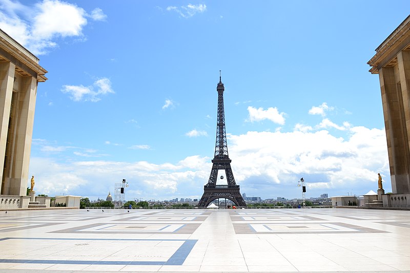 Place du Trocadéro - Foto por Coralive em Wikimedia Commons